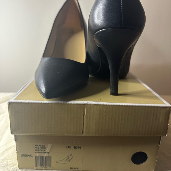 Michael Kors Black Heels Classic Pumps - Picture 3 of 7